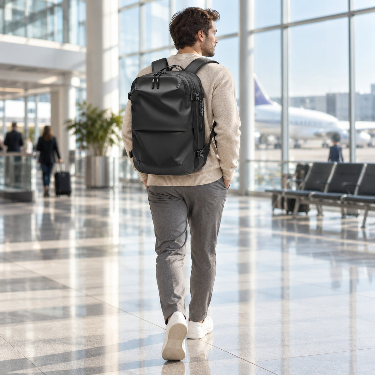 Voyageur portant le sac à dos cabine Vorha Air dans un aéroport