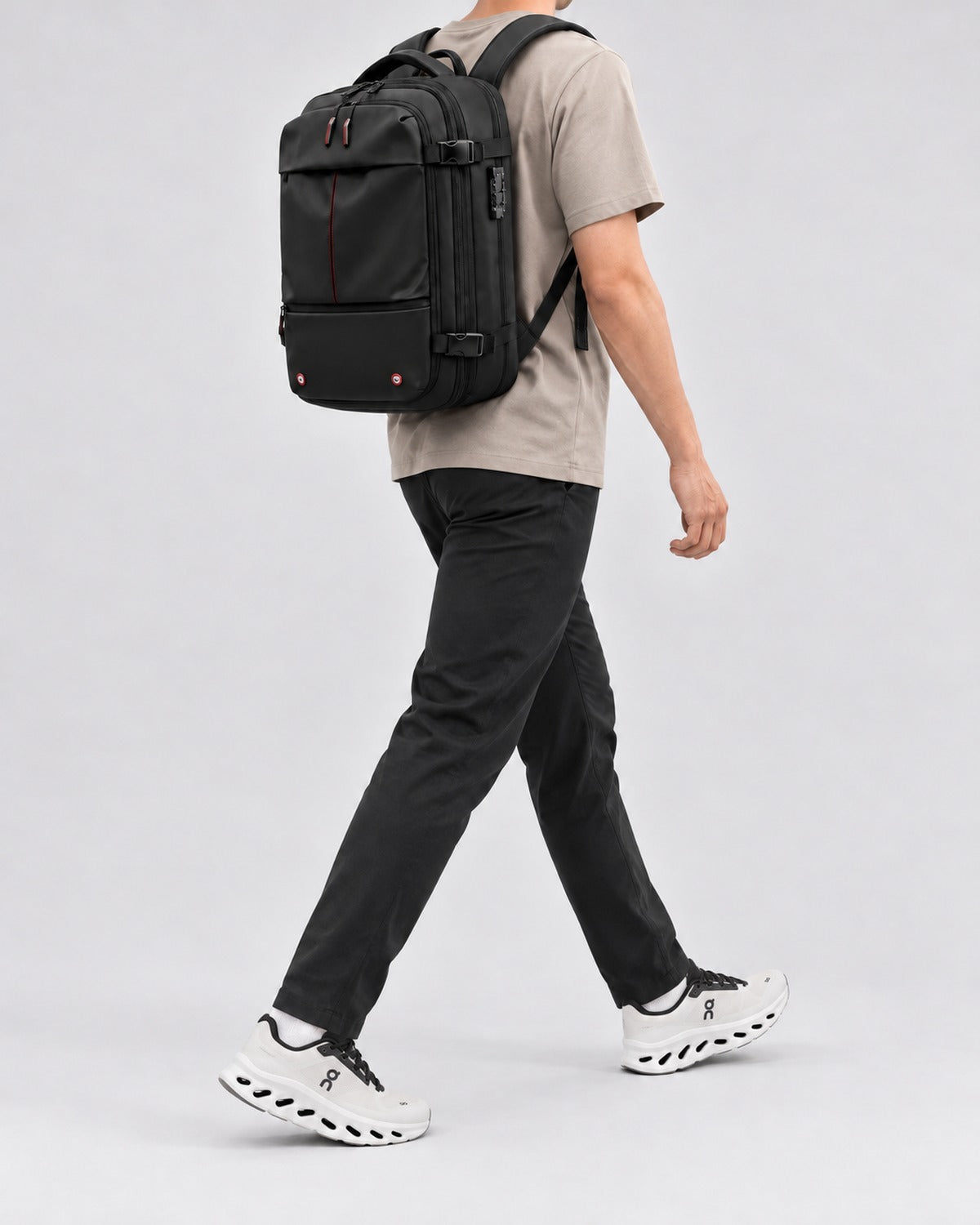 Homme portant le sac à dos cabine VORHA Original Noir