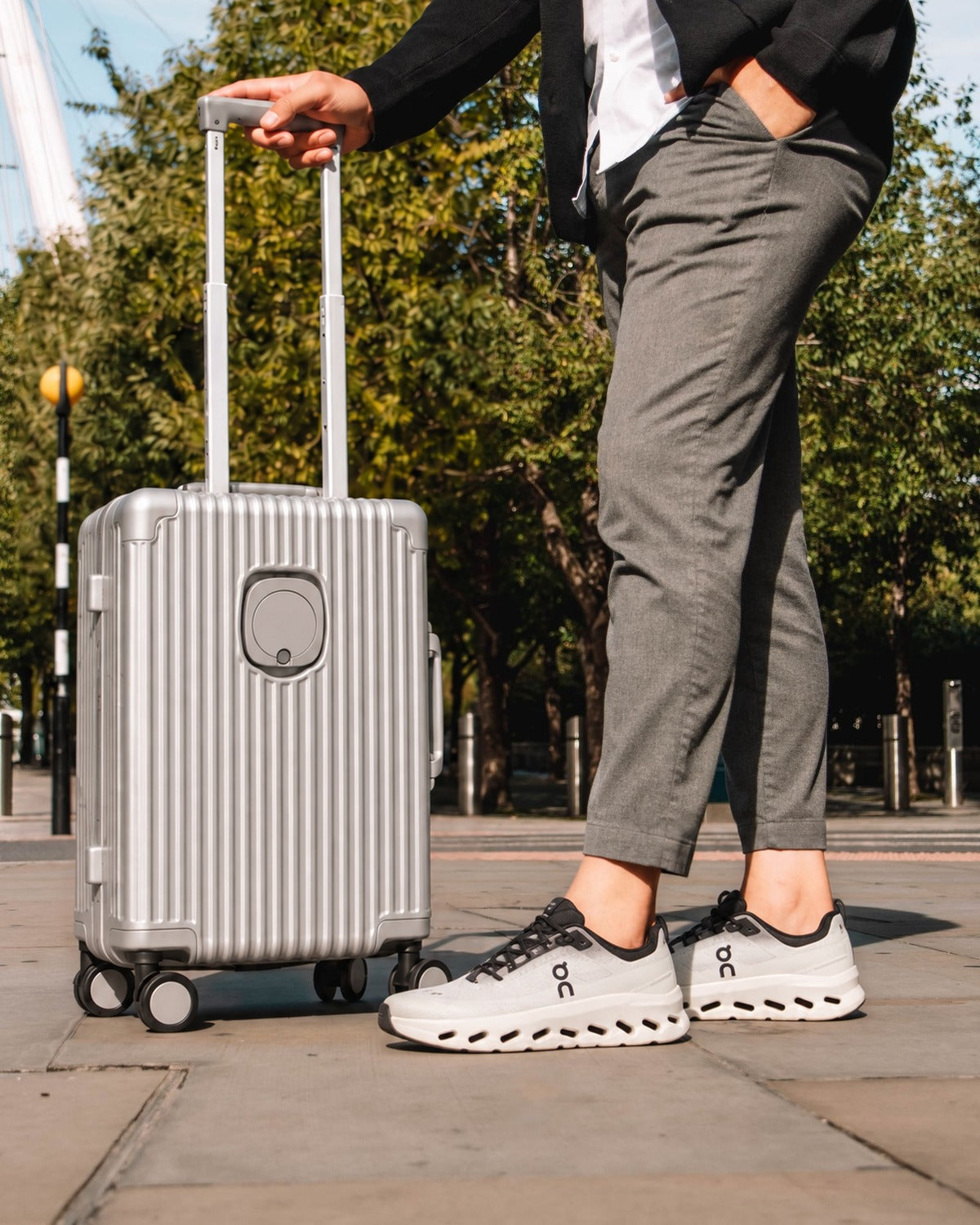 Valise cabine VORHA Orsay Argent vue de dos avec porte-gobelet, dans la rue