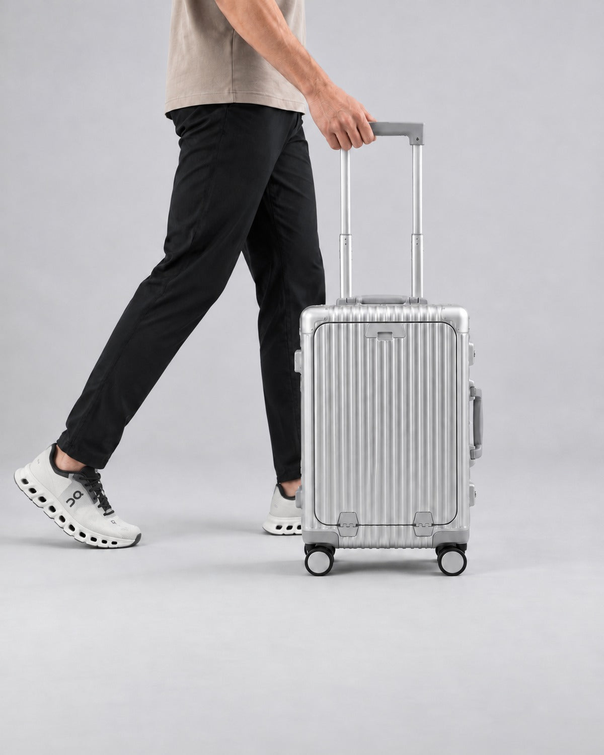 Homme en baskets On tirant la valise cabine VORHA Orsay Argent