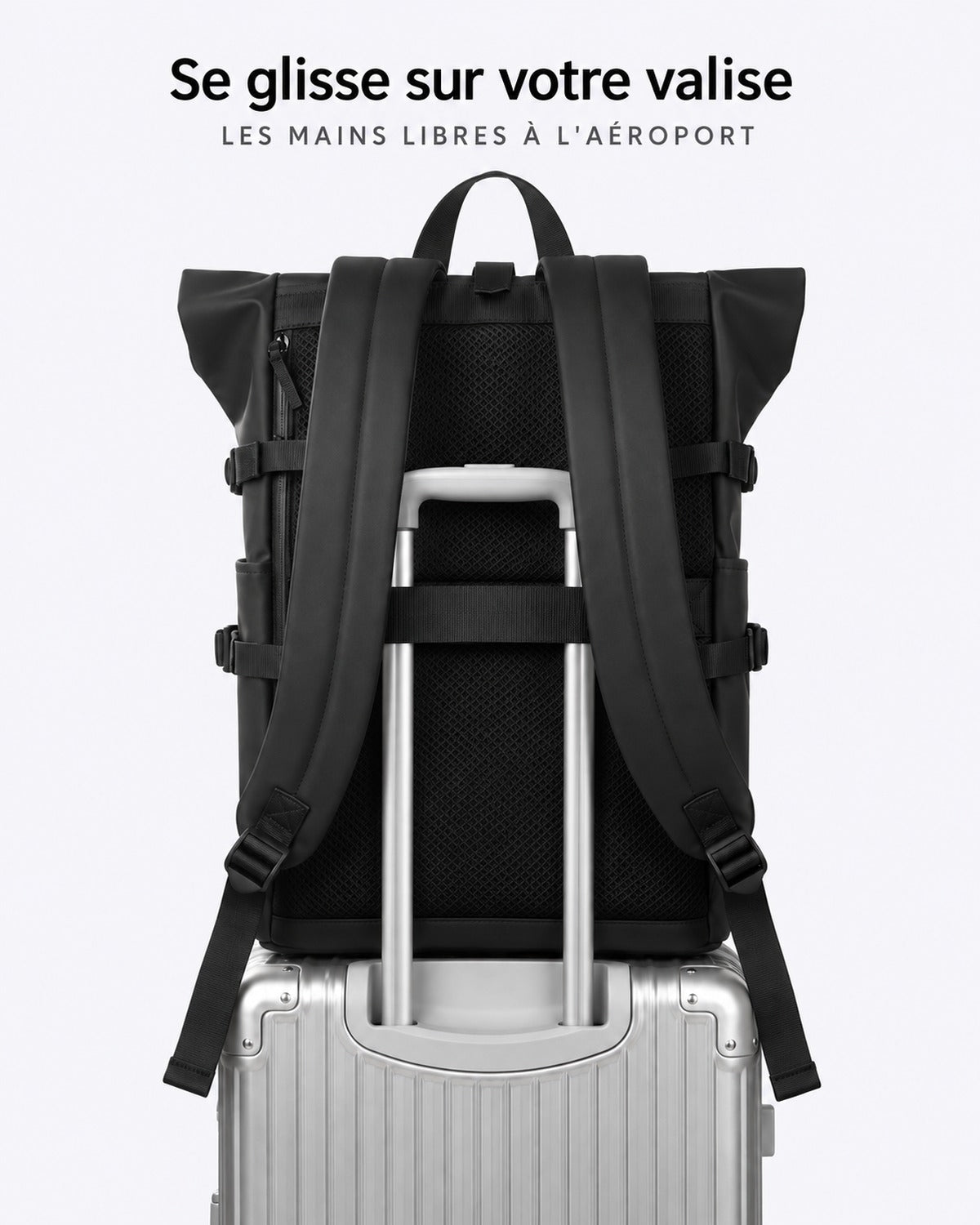 Sac à dos roll-top VORHA glissé sur la poignée d'une valise